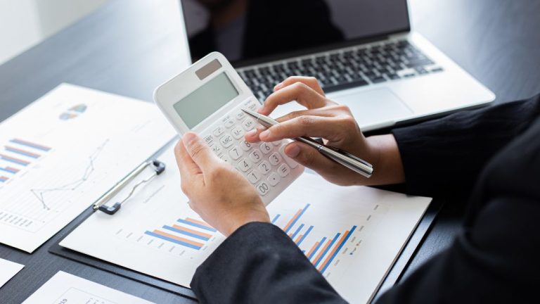 ¿Cómo facilitar la declaración de la renta a tus empleados y clientes?